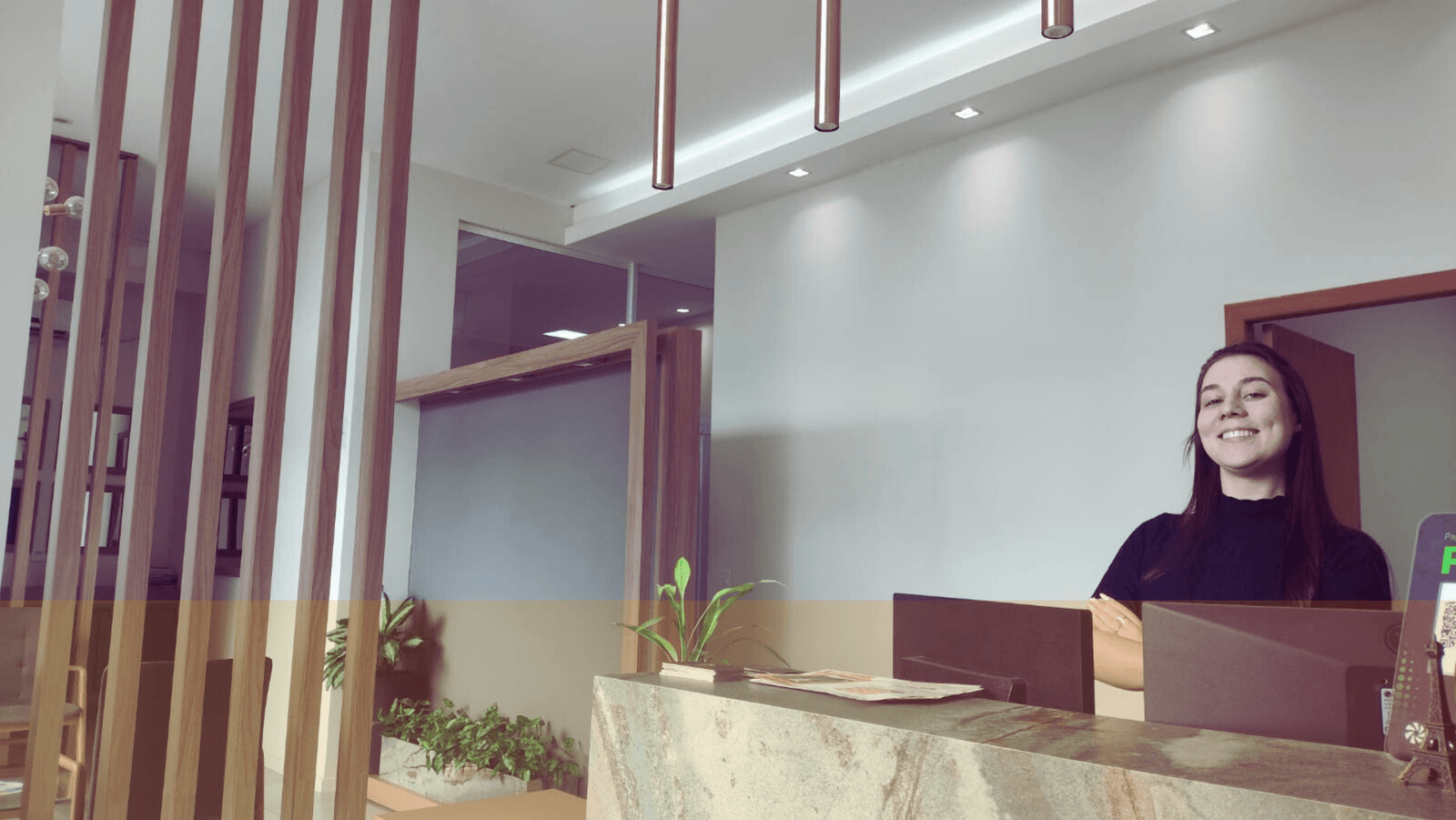 Pessoas trabalhando em um escritório moderno, focadas em seus computadores.